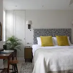 Stunning Chelsea Flat